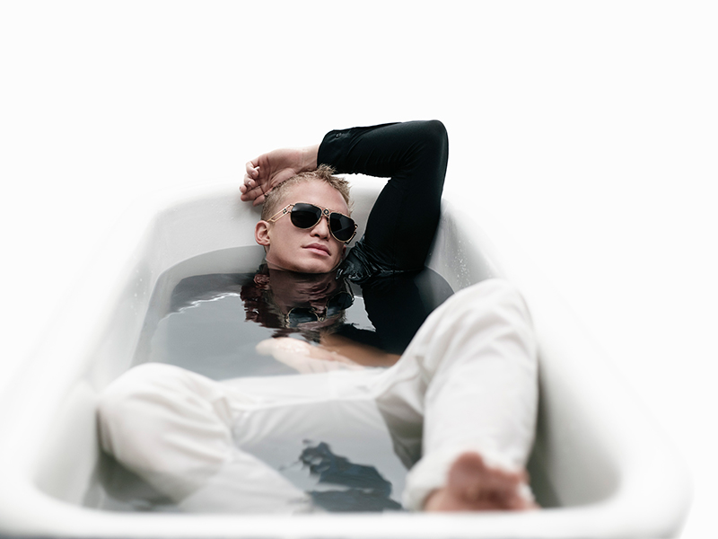 مجموعة كودي سيمبسون "CODY SIMPSON" بالتعاون مع علامة "VERSACE"